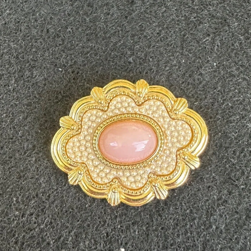 Vintage Gold Tone Pink Cabochon Faux Pearl Scalloped Edge Brooch‎ pin  EUC